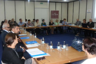 Slika. Udruženje slijepih Kantona Sarajevo u saradnji sa Ministarstvom za rad, socijalnu politiku, raseljena lica i izbjeglice Kantona Sarajevo, a uz podršku MyRight , 12. septembra 2018. godine organizovalo je okrugli sto na temu: “Implementacija Akcionog plana za unapređenje prava i položaja osoba s invaliditetom”.