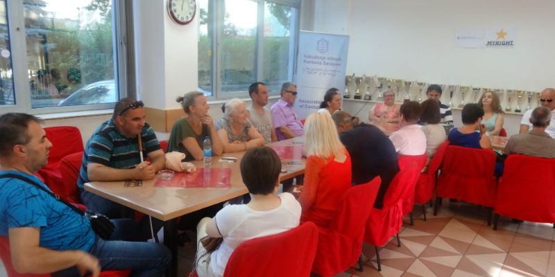 Slika 2. Partnerska organizacija Udruženje slijepih Kantona Sarajevo je 27. juna 2019. godine organizovala radionicu promocije Brajevog pisma koju je vodio novinar Željko Bajić
