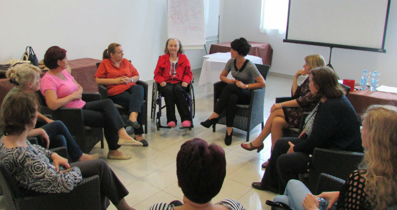 Slika. Na slici su roditelji i članovi porodica mladih osoba sa invaliditetom tokom treninga koji sjede u obliku kruga