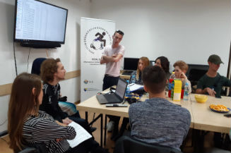 Slika. U okviru projekta „Jačanje kapaciteta za samostalan život osoba sa invaliditetom u BiH“ partnerska organizacija Informativni centar za osobe sa invaliditetom „Lotos 22. novembra 2019. godine je organizovala 6. Peer support sesiju (iskustvena podrška) za mlade osobe sa invaliditetom, kao i Peer support sesiju za njihove roditelje.