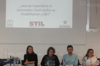 Slika. Partnerska organizacija Informativni centar za osobe sa invaliditetom „Lotos“ je 13. decembra 2019. godine u Tuzli organizovala promociju modela rada sa mladim osobama sa invaliditetom i rada sa njihovim roditeljima, u okviru projekta “Jačanje kapaciteta za samostalan život osoba sa invaliditetom u BiH”.