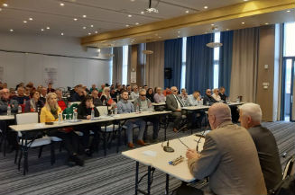 Slika. Partnerska organizacija Udruženje slijepih Kantona Sarajevo organizovala je 27. i 28. novembra 2019. godine u Sarajevu konferenciju na temu “Uloga organizacija slijepih u implementaciji Konvencije o pravima osoba s invaliditetom u BiH, iskustva i izazovi”. Na slici su Fikret Zuko i Hamdo Kentra koji sjede za stolom a ispred njih su učesnici konferencije, u konferencijskoj sali hotela Hollywood na Ilidži.