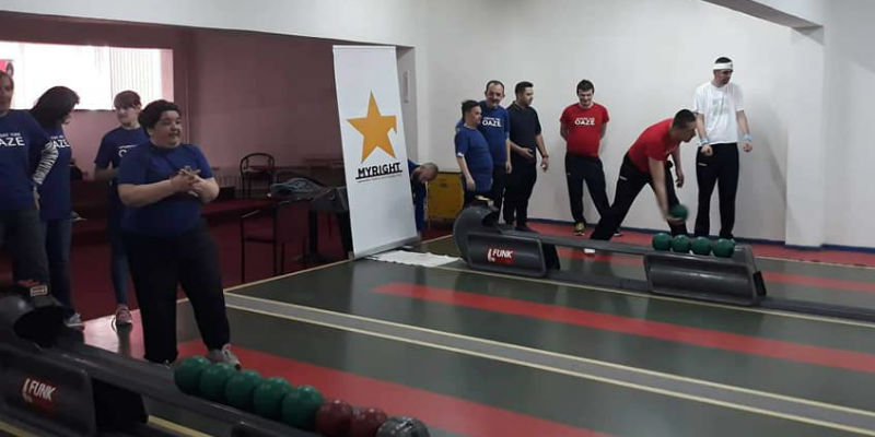 Slika. Članovi Udruženja Oaza od aprila treniraju kuglanje u KSC Vogošća, na slici se vide članovi i članice udruženja u kuglani u toku jednog od treninga, u pozadni se nalazi baner sa logom MyRight