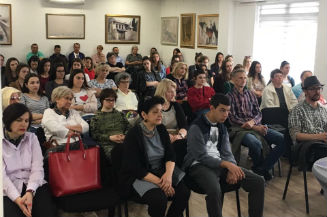 Slika. Partnerska organizacija Informativni centar za osobe sa invaliditetom „Lotos“ Tuzla je 24. aprila 2019. godine u Mostaru predstavila novi model za mlade osobe sa invaliditetom i njihove roditelje.