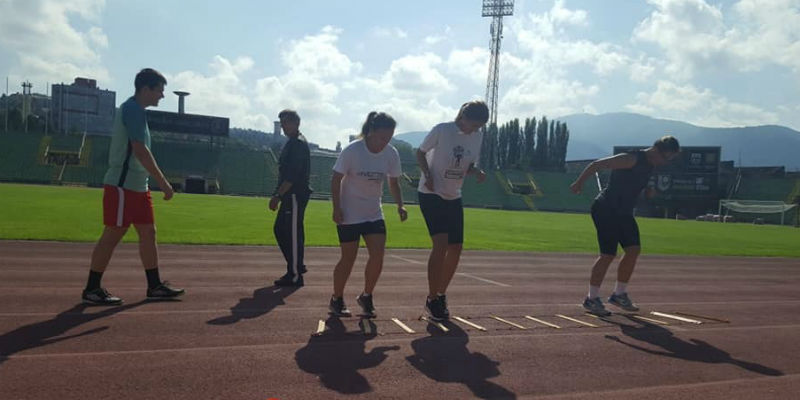Slika. Na slici su članovi Udruženja Oaza, tri djevojke i dva mladića tokom treninga atletike na Atleskoj stazi Aism Ferhatović Hase, septembar 2019.
