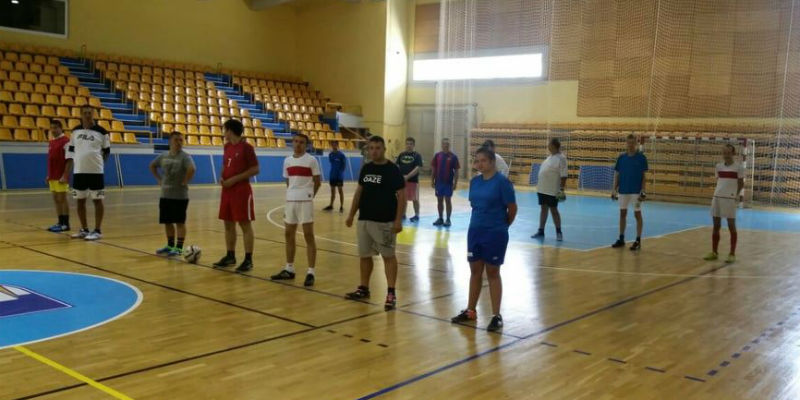 Slika. Na slici su članovi i članice Udruženja Oaza tokom treninga fudbala u dvorani Ramiz Salčin, septembar 2019