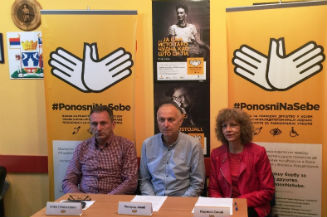 Slika. Koalicija organizacija osoba sa invaliditetom Grada Bijeljina KOLOSI je 24. septembra 2018. godinu u Bijeljini organizovala pres-konferenciju za medije povodom početka realizacije Strategije zagovaranja - promocije