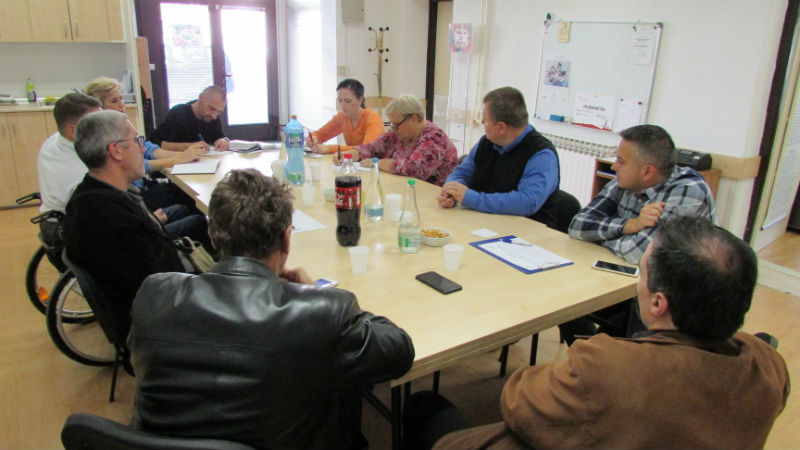 Slika. koalicija organizacija osoba sa invaliditetom tuzlanskog kantona 08. novembra 2018. godine održala je redovni sastanak u prostorijama informativnog centra 