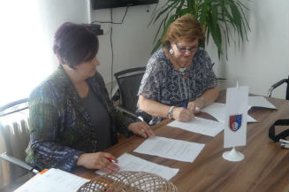 Slika. Odbor za inkluzivno obrazovanje Koordinacionog odbora udruženja osoba sa invaliditetom Kantona Sarajevo 19. jula .2019. godine potpisao je Sporazum o saradnji sa Ministarstvom za obrazovanje, nauku i mlade Kantona Sarajevo. Sporazum su potpisale ministrica Ministarstva za obrazovanje, nauku i mlade Kantona Sarajevo Zineta Bogunić i Jasminka Proho, predsjednica Odbora za inkluzivno obrazovanje KOO KS.
