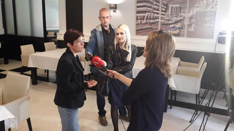 Slika 1. Koalicija organizacija osoba sa invaliditetom regije Doboj organizovala pres konferenciju na kojoj su predszavljene aktivnost za ovu godinu koje će se realizovat kroz MyRight program zajedničkih aktivnosti, 23. maja u Doboju. Na slici je Jelena Mišić predstavnica Odbora za obrazovanje Koalicije tokom davanja izjave za medije Slika 1. Koalicija organizacija osoba sa invaliditetom regije Doboj organizovala pres konferenciju na kojoj su predszavljene aktivnost za ovu godinu koje će se realizovat kroz MyRight program zajedničkih aktivnosti, 23. maja u Doboju. Na slici je Jelena Mišić predstavnica Odbora za obrazovanje Koalicije tokom davanja izjave za medije