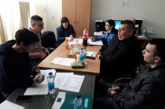 Slika. U vodećoj organizaciji Koalicije organizacija osoba sa invaliditetom regije Doboj 20. maja 2019. godine održan je sastanak predstavnika Aktiva mladih osoba sa invaliditetom i predstavnika Odbora za obrazovanje.