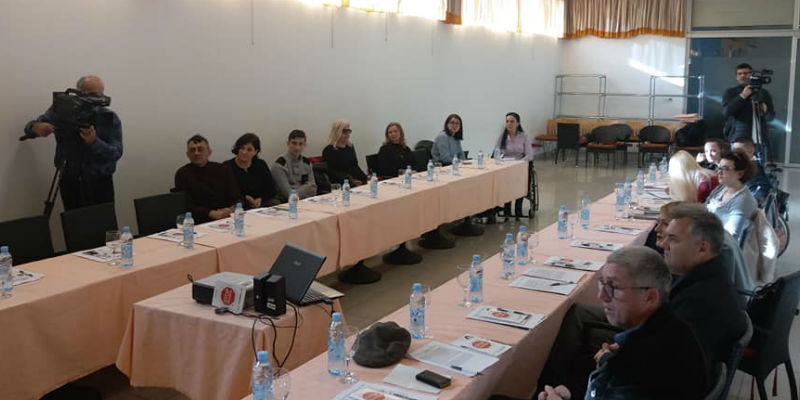 Slika 2. Koalicija organizacija osoba sa invaliditetom Tuzlanskog kantona je u Tuzli 20. decembra 2019. godine organizovala okrugli sto o značaju izdvajanja budžetskih sredstava za razumnu prilagodbu