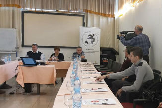 Slika. Koalicija organizacija osoba sa invaliditetom Tuzlanskog kantona je 20. decembra 2019. godine organizovala okrugli sto o značaju izdvajanja budžetskih sredstava za razumnu prilagodbu.