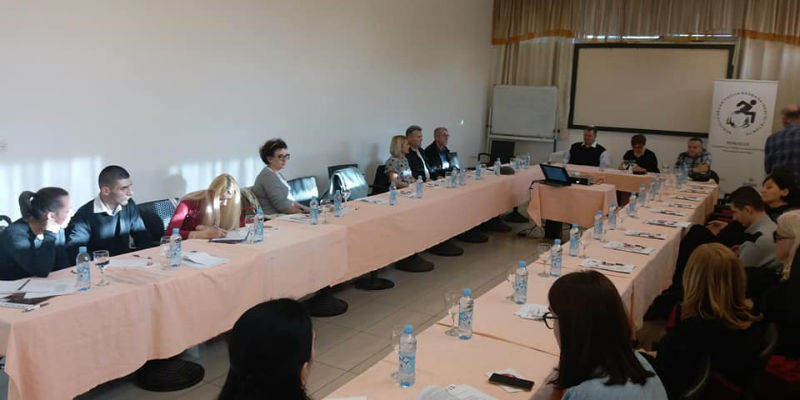 Slika 1. Koalicija organizacija osoba sa invaliditetom Tuzlanskog kantona je u Tuzli 20. decembra 2019. godine organizovala okrugli sto o značaju izdvajanja budžetskih sredstava za razumnu prilagodbu