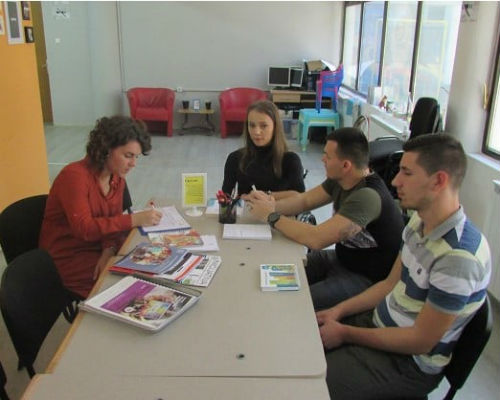 Slika. U prostorijama Doma mladih Tuzla, 16. oktobra 2019. godine održan je sastanak predstavnika Aktiva mladih Koalicije organizacija osoba sa invaliditetom Tuzlanskog Kantona i Vijeća mladih Grada Tuzla 