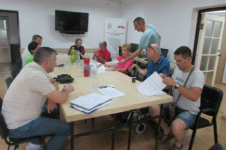 Slika. Predstavnici članica Koalicije organizacija osoba sa invaliditetom Tuzlanskog kantona i koalicionog Odbora za zagovaranje 04. jula 2019. godine održali sastanak u prostorijama vodeće organizacije koalicije, Informativnom centru za osobe sa invaliditetom „Lotos“ Tuzla.