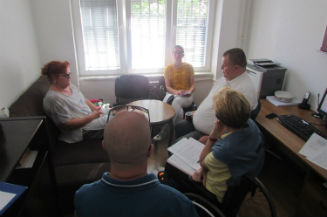 Slika. Radna grupa Koalicije organizacija osoba s invaliditetom Tuzlanskog kantona je 18. jula 2019. godine u prostorijama Informativnog centra za osobe s invaliditetom „Lotos