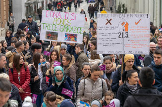 Slika. Udruženje Život sa Down sindromom FBiH je povodom 21. marta-Svjetskog dana osoba sa Down sindromom u Sarajevu organizovlo šetnju od trga ispred BBI Centra do Katedrale pod nazivom