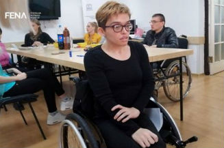 Slika. Sesija mladih osoba sa invaliditetom koji su željeli drugim mladim osobama sa invaliditetom ispričati svoja iskustva o tome kako su se osamostalili, održana je danas u Tuzli.
Tokom realizacije projekta