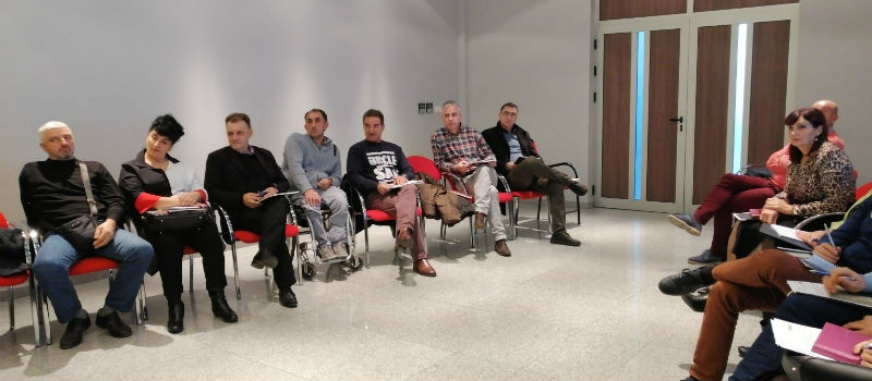 Slika 1. koalicija organizacija osoba sa invaliditetom grada bijeljina kolosi 17. decembra 2019. organizovala okrugli sto na temu „poboljšano razumijevanje člana 24 un konvencije o pravima osoba sa invaliditetom u institucijama sistema