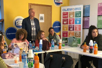 Slika. Koalicija organizacija osoba sa invaliditetom Grada Bijeljina KOLOSI 22. oktobra 2019. godine u Društvenom centru MZ „Vuk Karadžić” Bijeljina, organizovala Okrugli sto „Povezivanje mladih osoba sa invaliditetom radi uključivanja i kreiranja politika za njihov bolji položaj u društvu“.