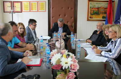 Slika. Na slici su Predstavnci Koalicije KOLOSI i njihovog Odbora za obrazovanje te gradonačelnik Grada Bijeljina tokom sastanka održanoh 19. septembra 2019 u gradskoj upravi.