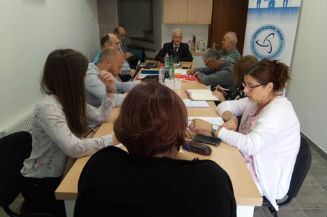 Slika. Predstavnici Koordinacionog odbora udruženja osoba sa invaliditetom Kantona Sarajevo su održali sastanak 11. jula 2019. godine u Udruženju distrofičara Kantona Sarajevo.