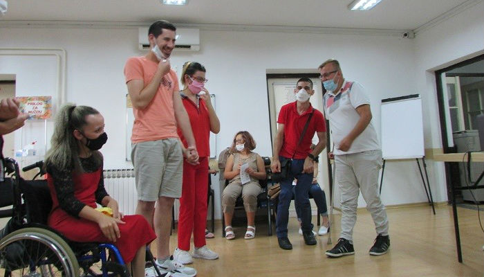 Slika 1. Koalicija organizacija osoba s invaliditetom Tuzlanskog kantona, 26. avgusta 2020. godine je organizovala drugu radionicu o prepoznavanju vlastitog identiteta za mlade osobe s invaliditetom