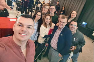 Slika. Generalna skupština Ujedinjenih nacija 1999. godine proglasila je 12. avgust za Međunarodni dan mladih, u cilju isticanja važnosti uloge mladih ljudi kao bitnih partnera u promjenama, te kao prilika za podizanje svijesti o izazovima i problemima s kojima se suočavaju mladi u svijetu. Na slici su predstavnici pet aktiva mladih s invaliditetom tokom MyRight radionice izrade Strategije Akriva mladih s invaliditetom, juni 2019.