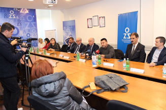 Jako smo ponosni što dijelimo sa vama vijest koju smo dobili od Koalicije organizacija osoba sa invaliditetom Hercegovačko-neretvanskog kantona/županije „Zajedno smo jači“ a koja se tiče potpisivanja Sporazuma o pružanju stomatoloskih usluga za osobama sa invaliditetom u ovom kantonu. „20.02.2020. je veliki datum za OSI u HNK, za njihove roditelje, za Udruženja, za Koaliciju HNK