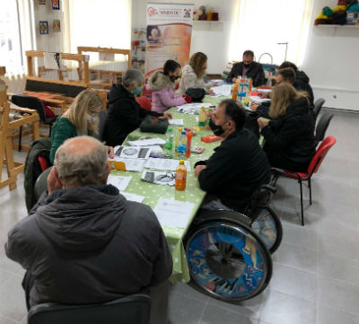 Slika 2. Koalicija organizacija osoba sa invaliditetom Grada Bijeljine KOLOSI, održala je sastanak 17. novembra 2020. godine u prostorijama Udruženja žena sa invaliditetom „IMPULS” Bijeljina