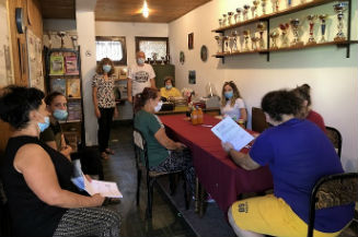 Slika. Koalicija organizacija osoba sa invaliditetom Grada Bijeljina KOLOSI, održala je tri konsultativna sastanka sa dvadeset roditelja mladih osoba sa invaliditetom tokom avgusta 2020. godine. Sastanci održani u prostorijama Koalicije KOLOSI i u “Udruženja gluvih i nagluvih regije Bijeljina”.