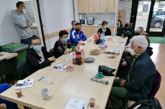 Predstavnici Koordinacionog odbora udruženja osoba sa invaliditetom Kantona Sarajevo zajedno sa svojim predstavnicima Aktiva/Koordinaconog odbora mladih s invaliditetom 07. i 08. oktobra 2020. godine realizovali su studijsku posjetu Koaliciji organizacija osoba sa invaliditetom Tuzlanskog kantona. Na slici su predstavnici obadvije koalicije tokom sastanka održanog u vodećoj organizaciji Koalicije OOSI TK, IC Lotos Tuzla.