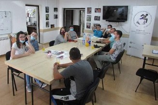 Aktiv mladih osoba s invaliditetom Koalicije organizacija osoba sa invaliditetom Tuzlanskog kantona, 08. septembra 2021. godine održao je redovni sastanak u prostorijama vodeće organizacije Koalicije, Informativnom centru za osobe s invaliditetom „Lotos