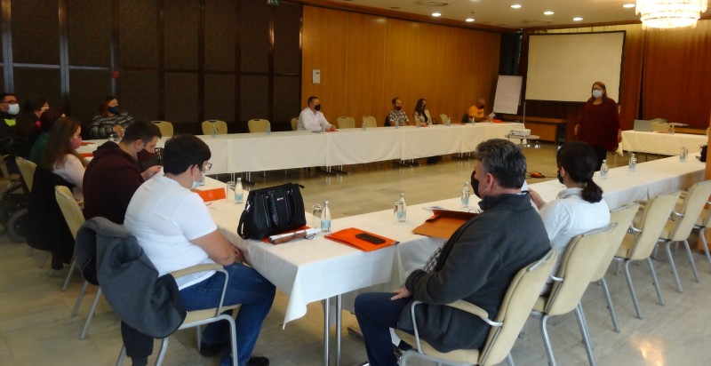 Slika. Koordinacioni odbor udruženja osoba s invaliditetom Kantona Sarajevo (KOOKS) tokom jula i avgusta organizovali dvije edukativne radionice za aktiviste i malde osobe s invaliditetom, članice i članove udruženja KOOKS. Slika mladih na radionici tokom grupnog rada, u sali Hotela Holiday Slika. Koordinacioni odbor udruženja osoba s invaliditetom Kantona Sarajevo (KOOKS) tokom jula i avgusta organizovali dvije edukativne radionice za aktiviste i malde osobe s invaliditetom, članice i članove udruženja KOOKS. Slika mladih na radionici tokom grupnog rada, u sali Hotela Holiday