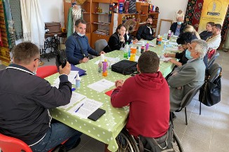 Koalicija organizacija osoba sa invaliditetom Grada Bijeljine KOLOSI, održala je sastanak 4. maja 2020. godine u prostorijama Udruženja žena sa invaliditetom „IMPULS” Bijeljina.