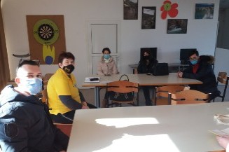 Slika. Početkom februara 2021. godine Aktiv/Vijeće mladih Koalicije OOSI HNK “Zajedno smo jači” održalo je svoj redovni sastanak u Udruženju mladih „Ružičnjaka-Los Rosalesa