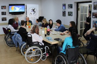 Slika je nastala tokom sastanka U okviru projekta „Ovdje sam – vidljiva i ponosna!“ 03. novembra 2022. godine održanog u prostorijama vodeće organizacije Koalicije organizacija osoba s invaliditetom Tuzlasnkog kantona, Informativnogcentra za osobe s invaliditetom “Lotos” Tuzla.