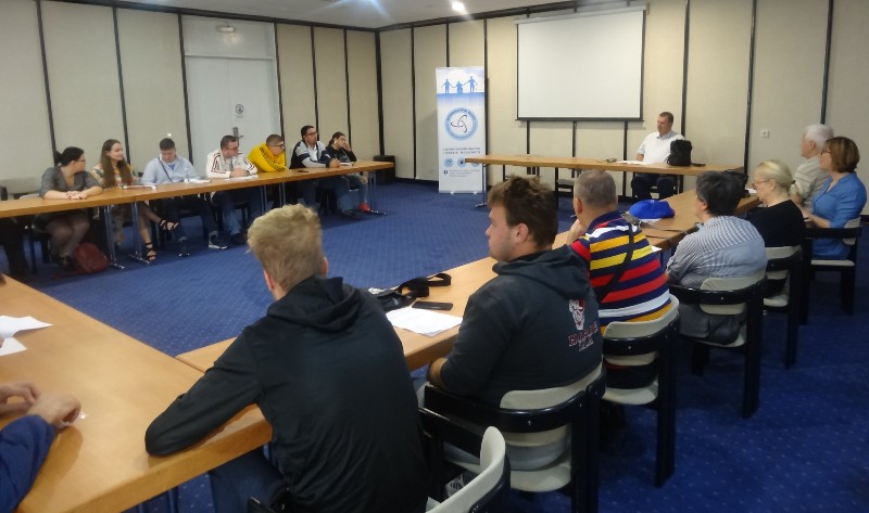 Slika na kojoj su česnice i učesnici radionice koji sjede uza stolovima u sali hotela u Sarajevu. Stolovi su postavljeni u okviru potkovice koja se otvara prema stolu za kojim sjedi voditelj radionice Suvad Zahirović, sa strane je baner KOO KS. Slika na kojoj su česnice i učesnici radionice koji sjede uza stolovima u sali hotela u Sarajevu. Stolovi su postavljeni u okviru potkovice koja se otvara prema stolu za kojim sjedi voditelj radionice Suvad Zahirović, sa strane je baner KOO KS.