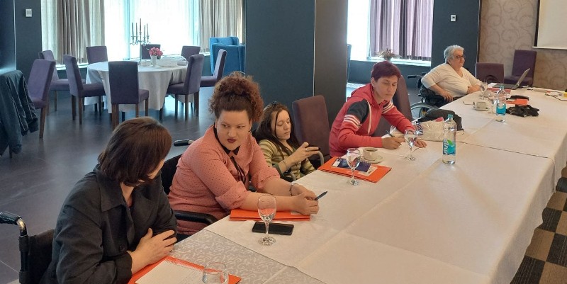 U okviru aktivnosti mentorskog programa projekta osnaživanja žena s invaliditetom ”Ovdje sam - vidljiva i ponosna!”, mentorica Dragica Bekanović je održala četvrti sastanak uživo sa ženama s invaliditetom u Koaliciji organizacija osoba s invaliditetom regije Doboj, 13. aprila 2022. godine u Doboju, u sali hotela Park