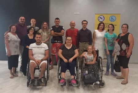 Grupna slika učenica i učesnica u sali tokom održavanja radionice u ruc „terme ozren