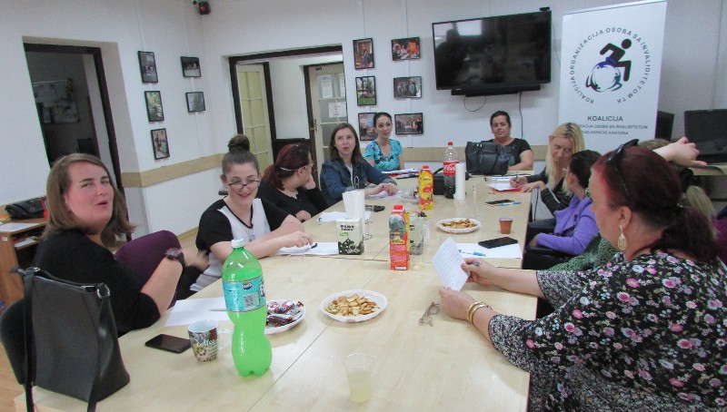 Slika nastala tokom desetog sastanka mentorice sa ženama i djevojkama s invaliditetom u IC Lotos Tuzla