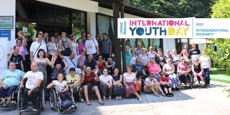Grupna slika nastala ispred hotela Zlača na Zlači u blizini Banovića, tokom posljednjeg okupljanja aktiva mladih i drugih predstavnika koalicija od 29.06.--01.07.2022. 