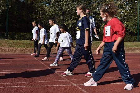 Slika nastala tokom Sportskih igara Oaze 2020. Na slici su djevojčice na startu tokom jedne od utrka na atlestskoj stazi u Centru za edukaciju, sport i rekreaciju 