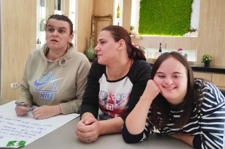 Na slici su tri djevojke od kojih je jedna djevojka sa Down sindromom. Slika je nastala tokom MyRight treniga za članice foruma žena s invaliditetom u Međugorju u oktobru 2022.