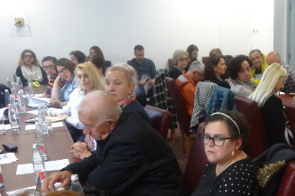 Na slici su članice Foruma žena s invaliditetom KS te drugi učesnici i učesnice okruglog stola u sali TMP-a u Sarajevu 17. aprila 2024. 