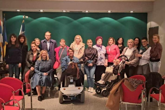 Grupna slika predstavnica Foruma žena s invaliditetom regije Bijejina i predstavnika Doma zdravlja Bijeljina