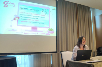 Na slici je učesnica Melina Mirić tokom prezentacije svoje poslovne ideje na završnom treningu u okviru obuke za izradu Poslovnog plana za žene s invaliditetom, koji je održan 20. i 21. decembra u Sarajevu.