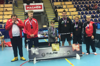 Slika. Stonoteniska ekipa partnerske organizacije Udruženja Oaza otputovala je u Švedsku na sportsko takmičenje Malme Open 2020, koje se ove godine održava u periodu od 06. - 09. februara u organizaciji FIFH Malme, i ostvarili odlične rezultate.