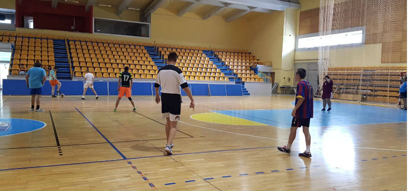 Slika. Partnerska organizacija Udruženje Oaza pridržavajući se preporučenih mjera za sprečavanje širenja COVID-19, organizuju redovne treninge za svoje članove. Na slici su članovi Udruženja Oaza tokom treninga fudbala, održanog 10. avgusta u dvorani Ramiz Salčin. Slika. Partnerska organizacija Udruženje Oaza pridržavajući se preporučenih mjera za sprečavanje širenja COVID-19, organizuju redovne treninge za svoje članove. Na slici su članovi Udruženja Oaza tokom treninga fudbala, održanog 10. avgusta u dvorani Ramiz Salčin.
